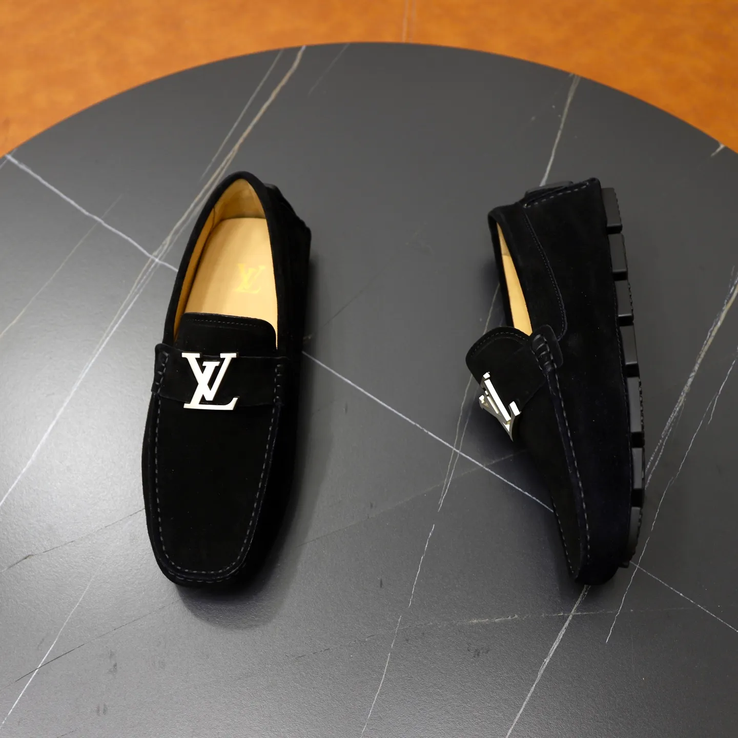 Ex-factory price: 480💰【LV】Louis Vuitton ⚠️High-end men’s driving and pedal series ⚠️38-44 (customized for 45) ⚠️All original cowhide leather! Thick and soft! Made entirely of calfskin lining! Rubber sheet anti-slip beanie sole! Three-dimensional package technology! Fashionable and classic! Handicrafts! Original high quality! Feel free to compare!